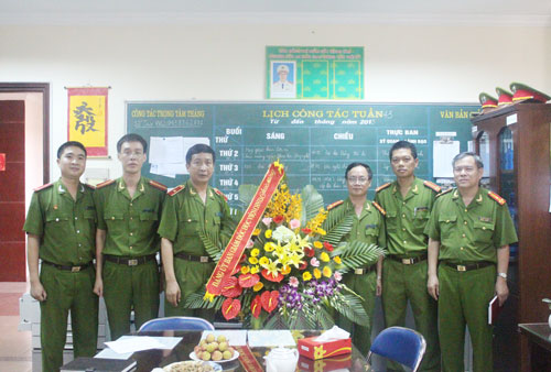 Thiếu tướng, GS.TS Nguyễn Văn Nhật, Phó Giám đốc Học viện chúc mừng Trung tâm Nghiên cứu an toàn giao thông.